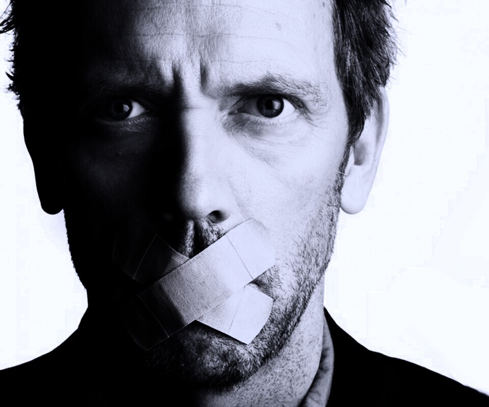 Хаус с пластырем на рту обои