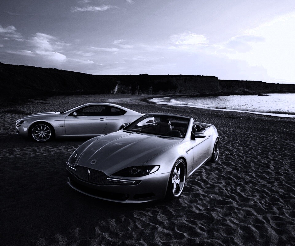 Два спорткара на берегу моря обои