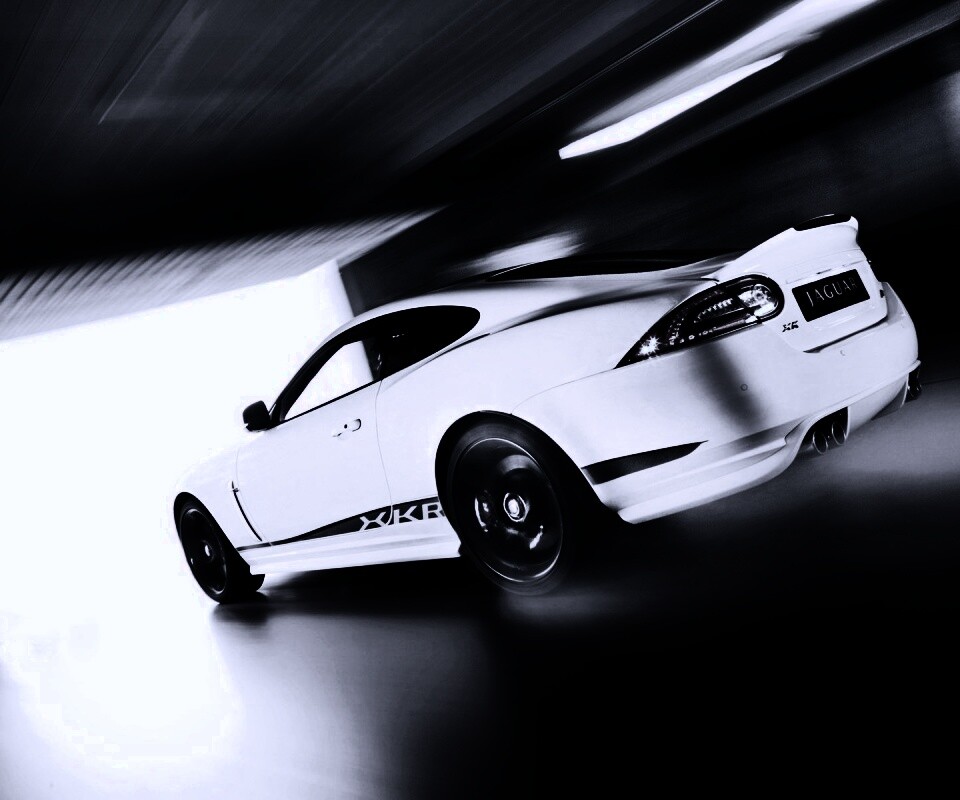 Белый ягуар в гараже обои