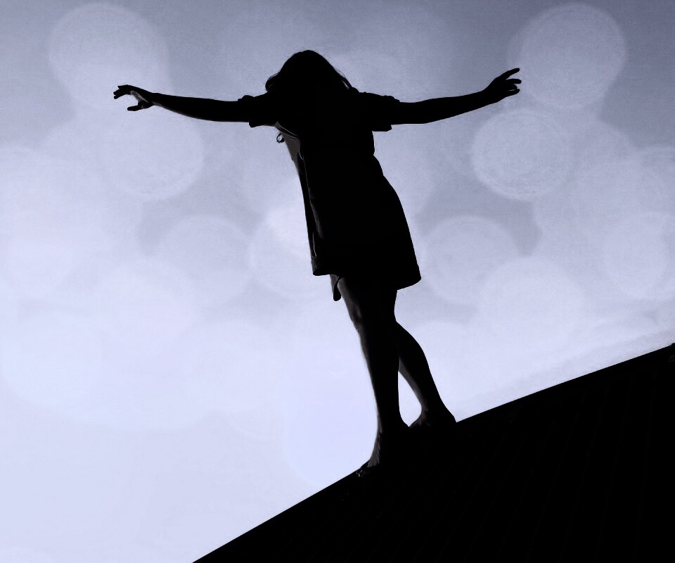 Девушка на крутой крыше обои