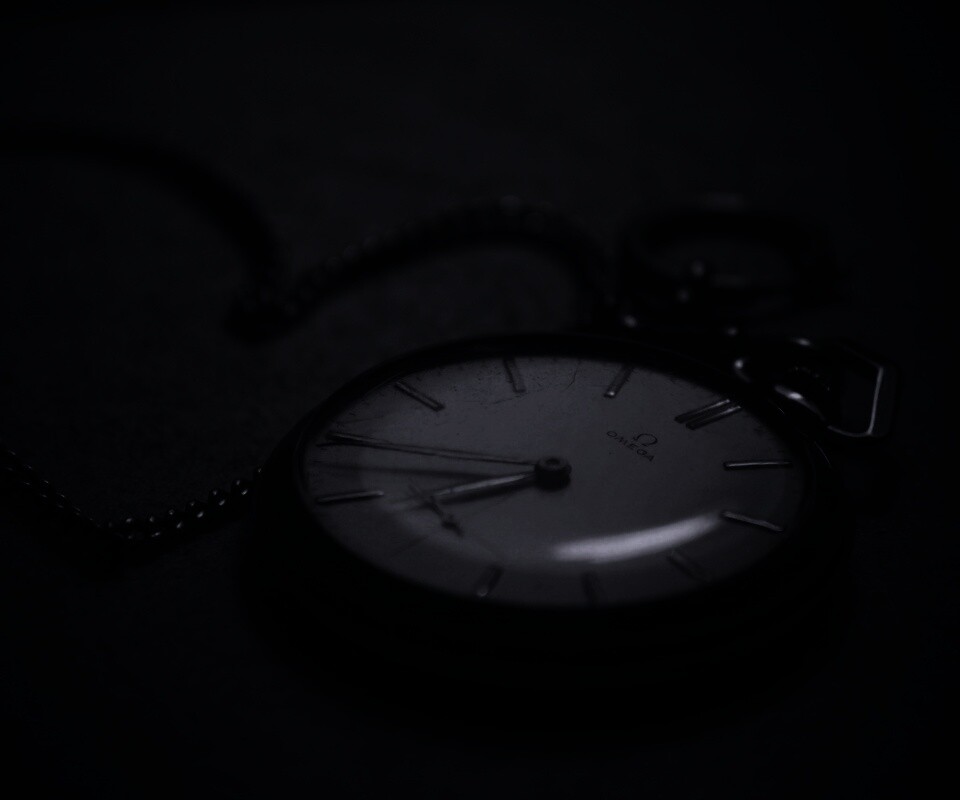 Часы на цепочке обои