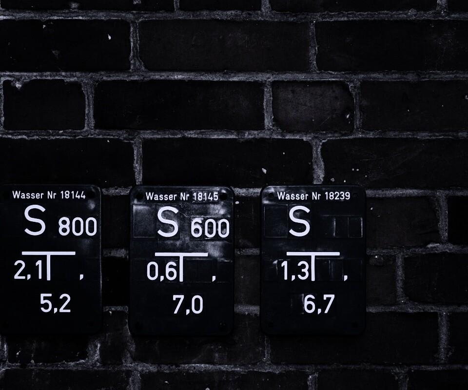 Стена с обозначениями обои