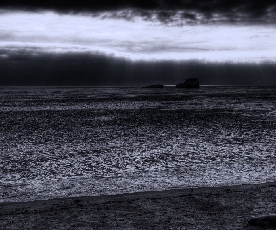 Пляж на фоне светящегосы неба обои