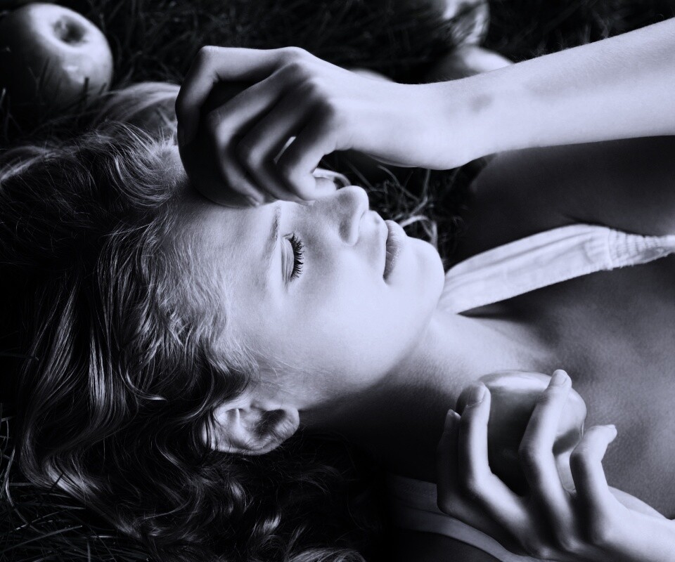 Девушка с яблоками обои