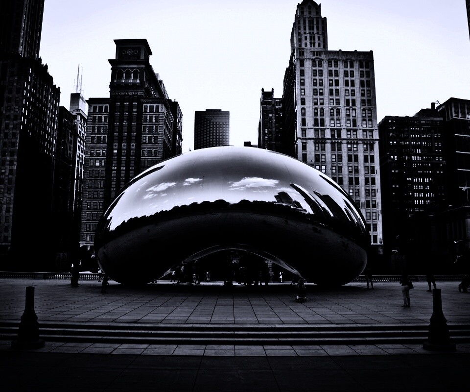 Отражение города в зеркальном монументе обои