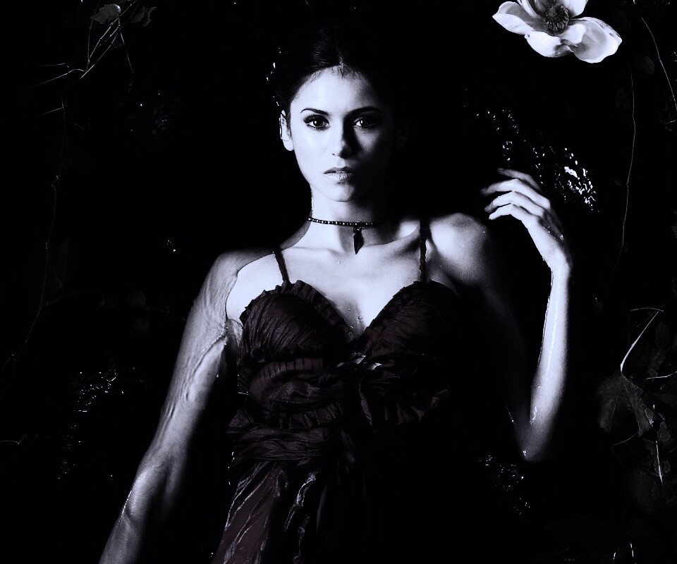 Женщина в красном платье обои