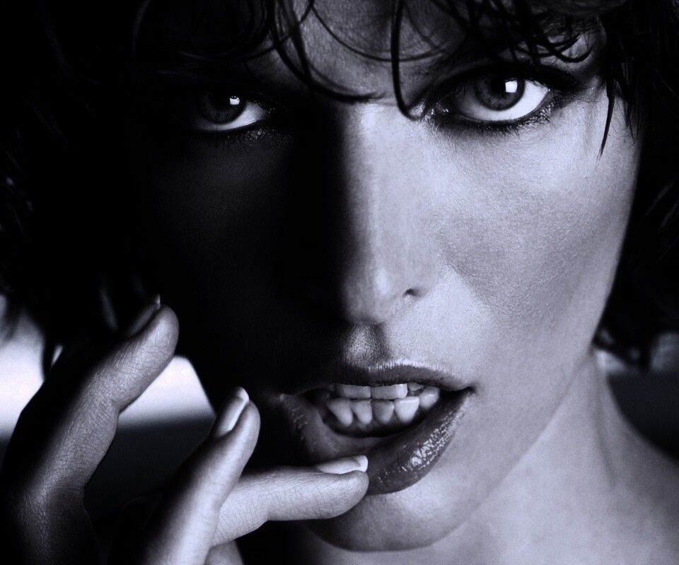 Мила Йововчи крупным планом обои