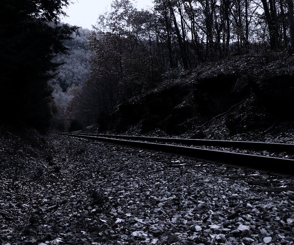 Железная дорога в скалистой местности обои