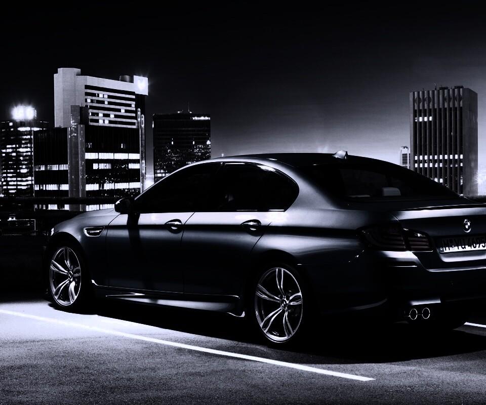 BMW F10 на городской парковке обои