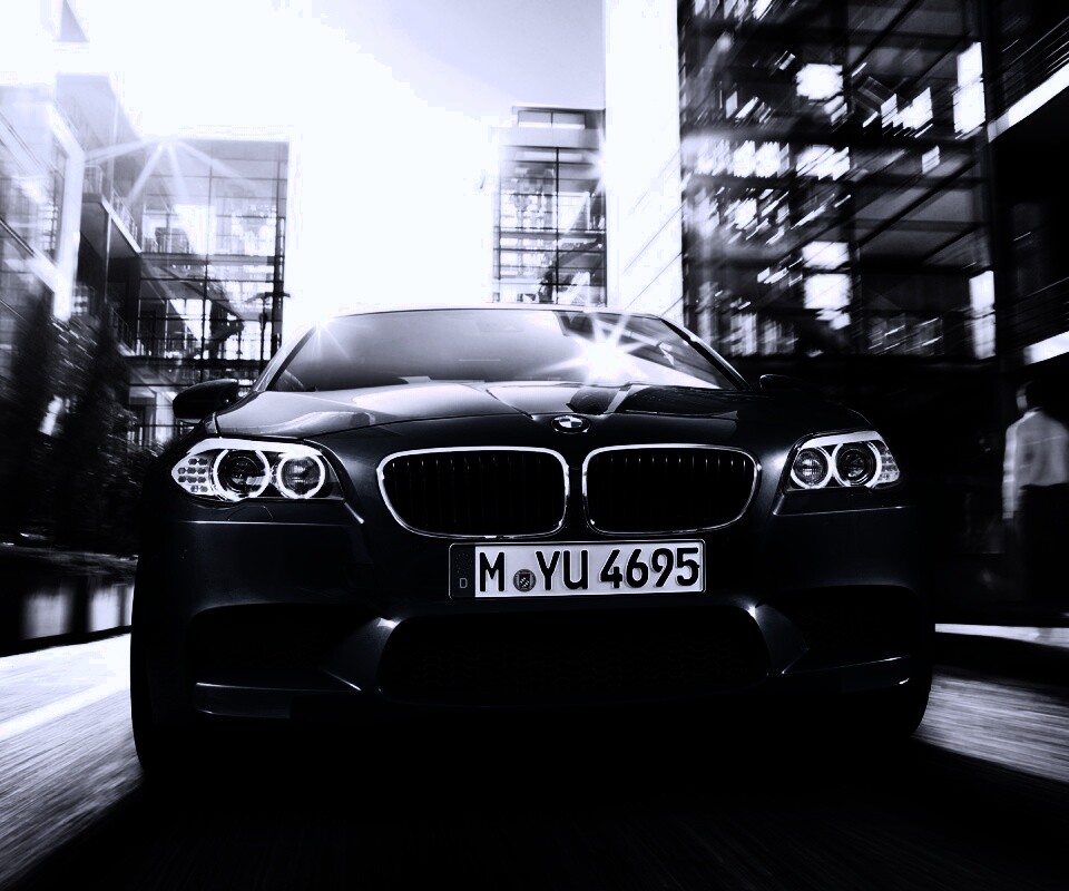 BMW покоряет городскую улицу обои