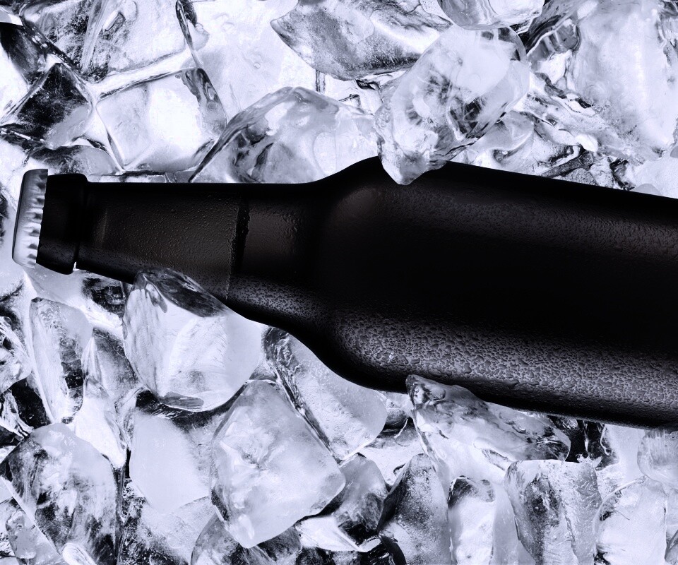 Бутылка пива во льду обои