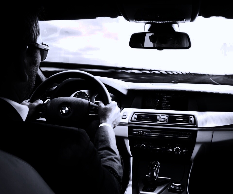 За рулём BMW F10 обои