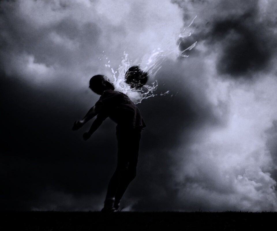 Отбил грудью обои