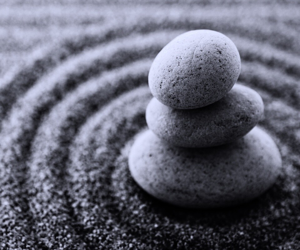 Пирамидка в саду камней обои