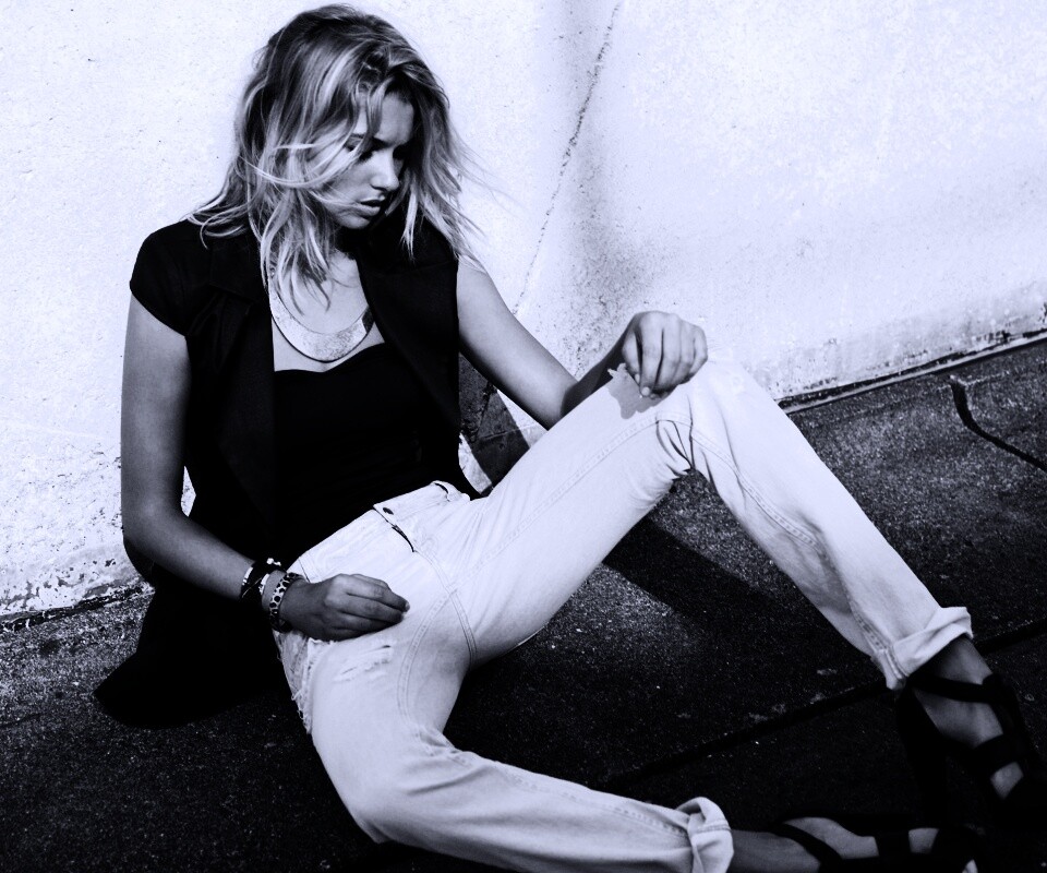 Девушка у стены обои