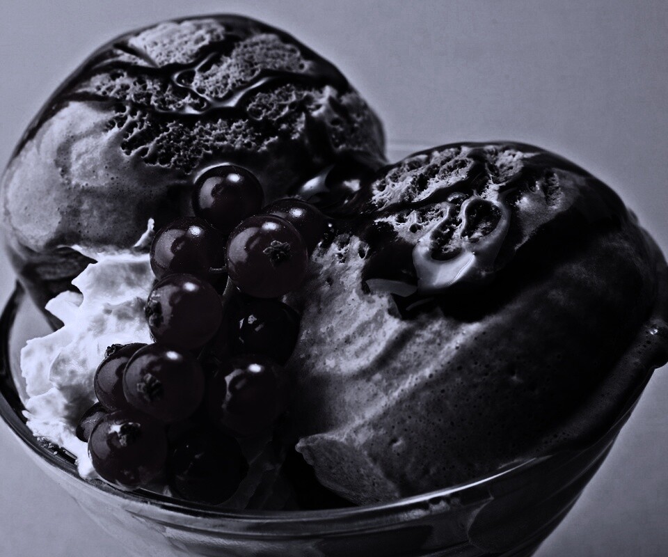 Шоколадное мороженое со смородинкой обои