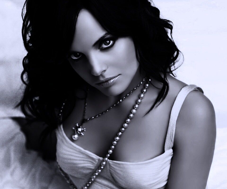 Брюнеточка с желанием в глазах обои