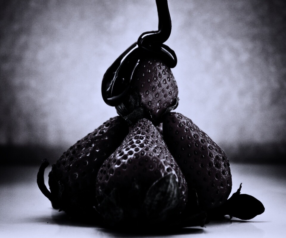 Аппетитная клубничка с шоколадом обои