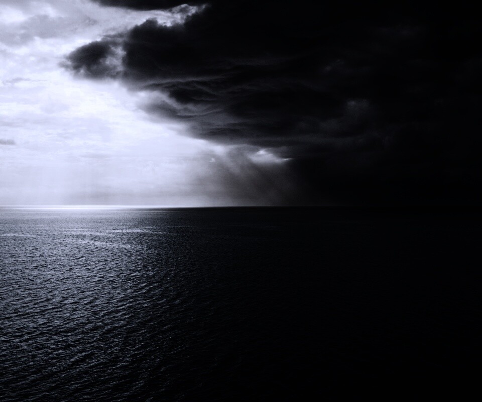 Синее море и грозные тучи обои