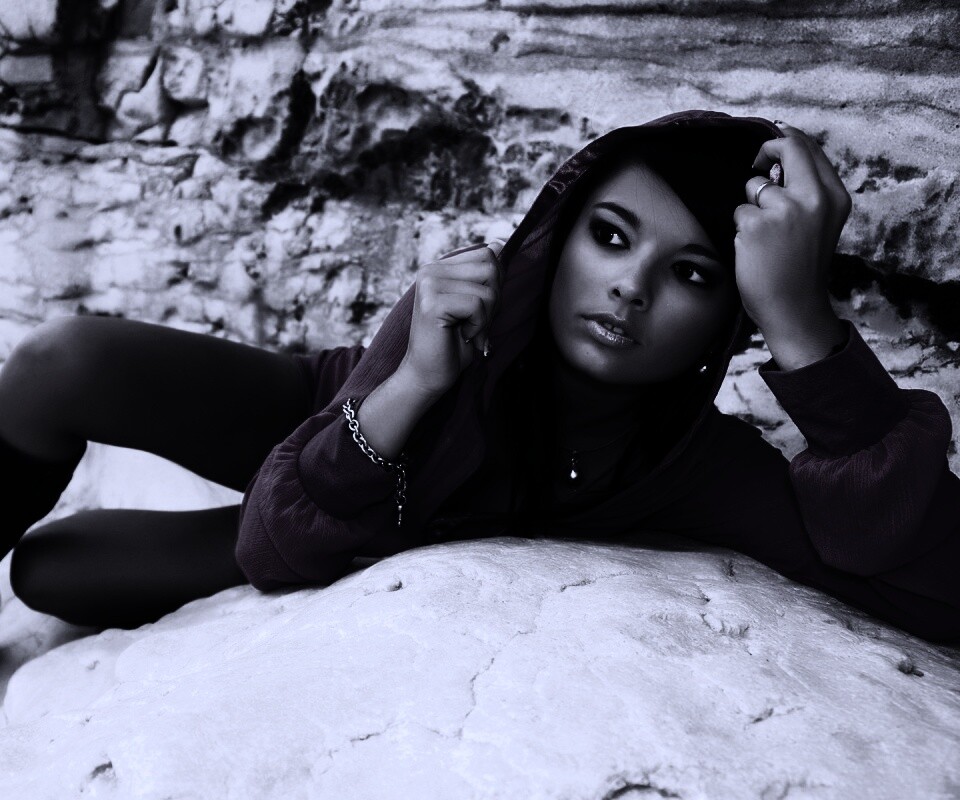 Девушка в розовой накидке обои