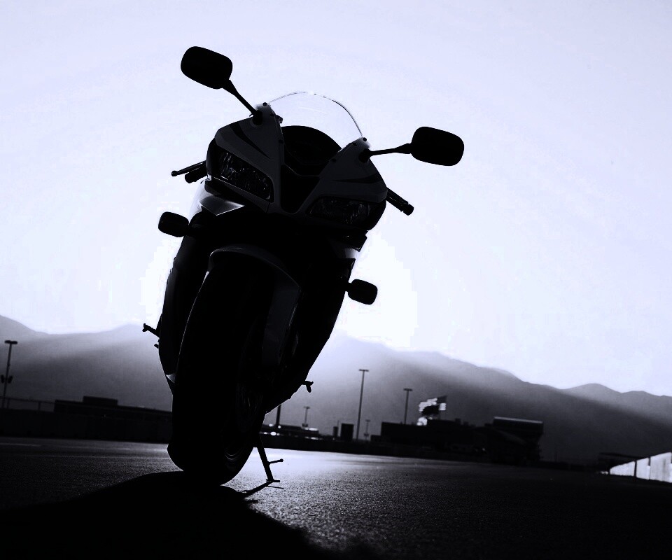 Мотоцикл на фоне заходящего солнца обои