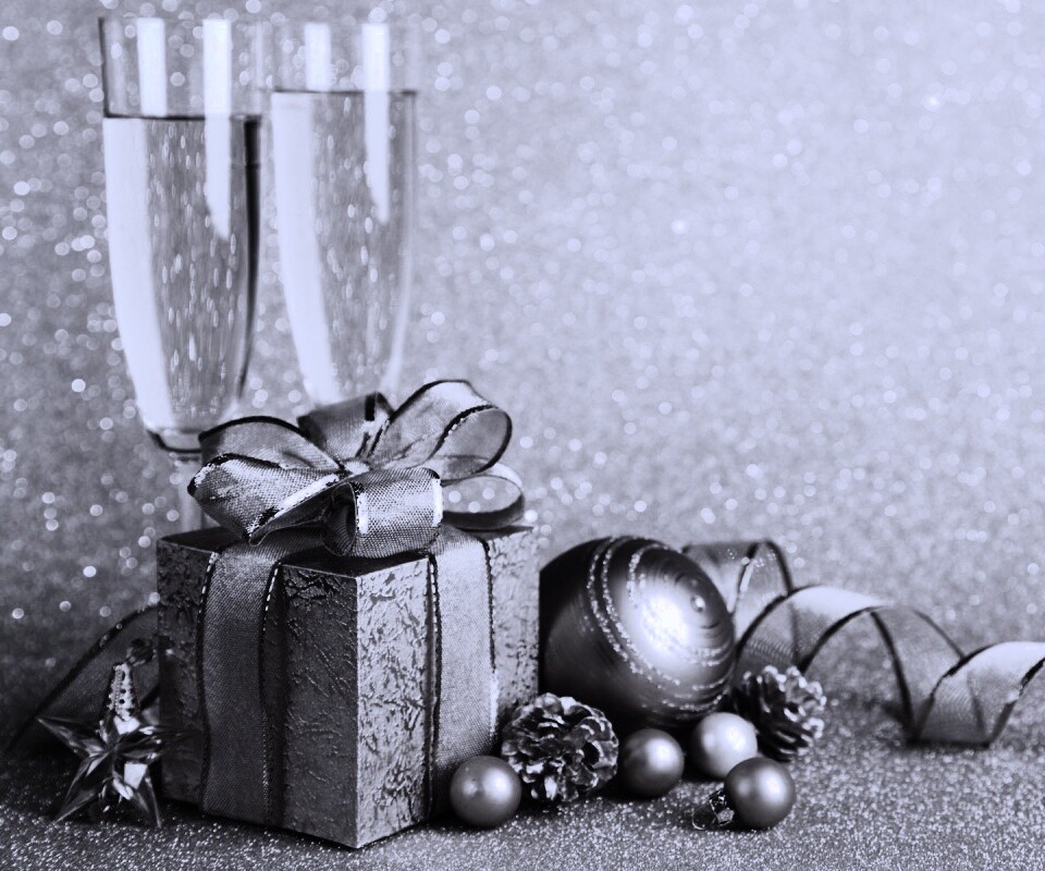 Подарок и бокалы шампанского обои