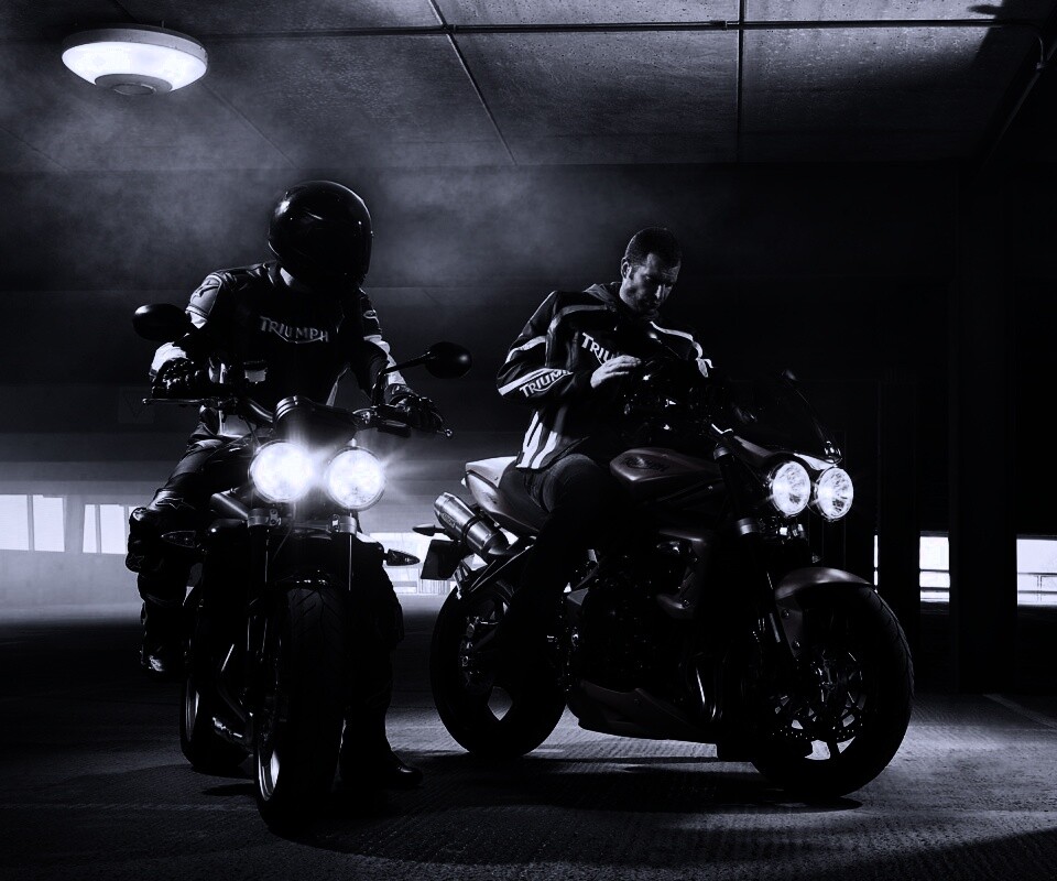 Мотоциклисты на парковке обои