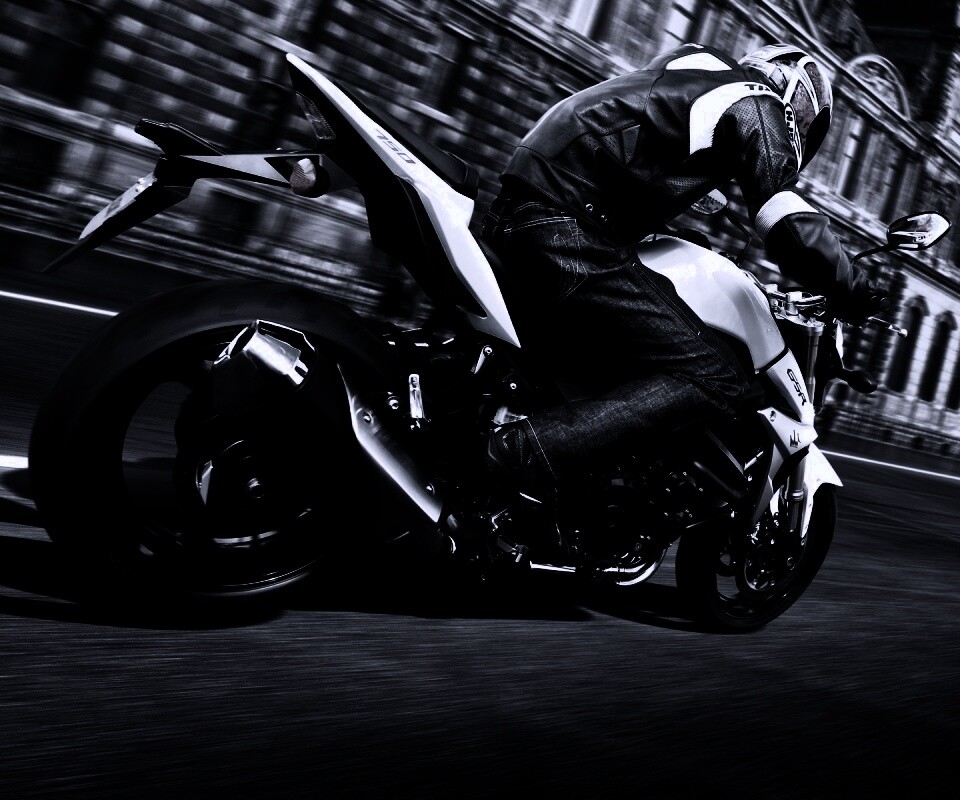 Мотоциклист мчится по городу обои