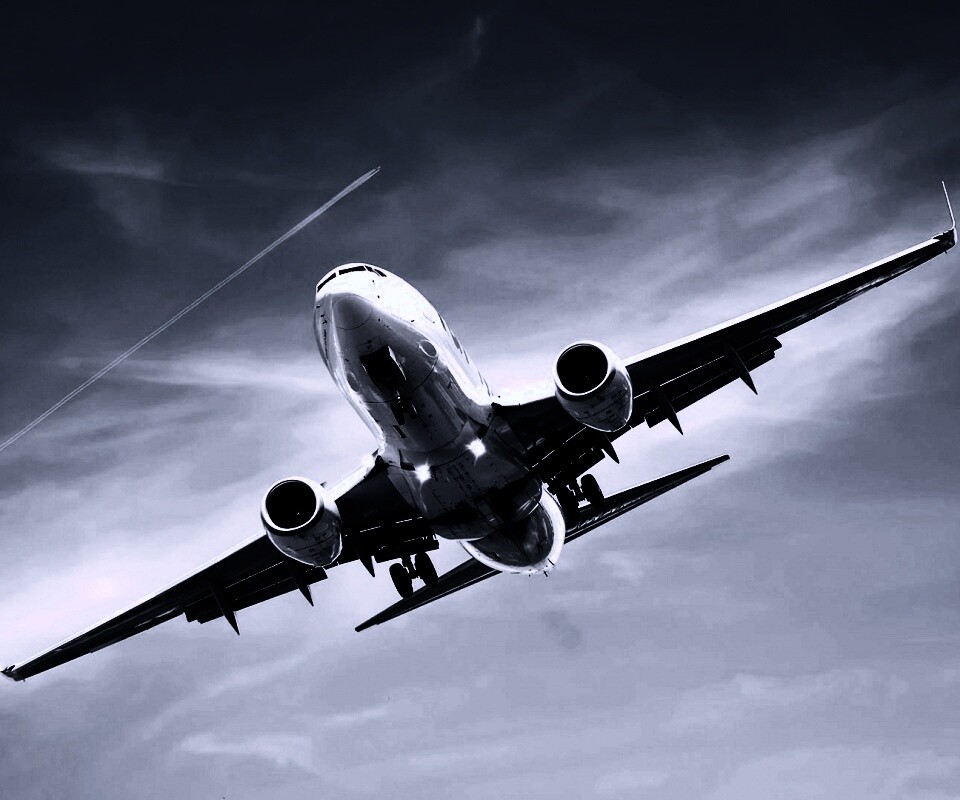 Лайнер в небе обои