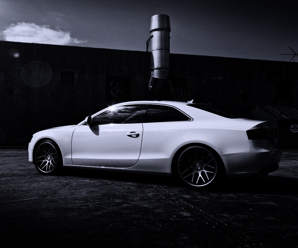 Белый автомобиль обои