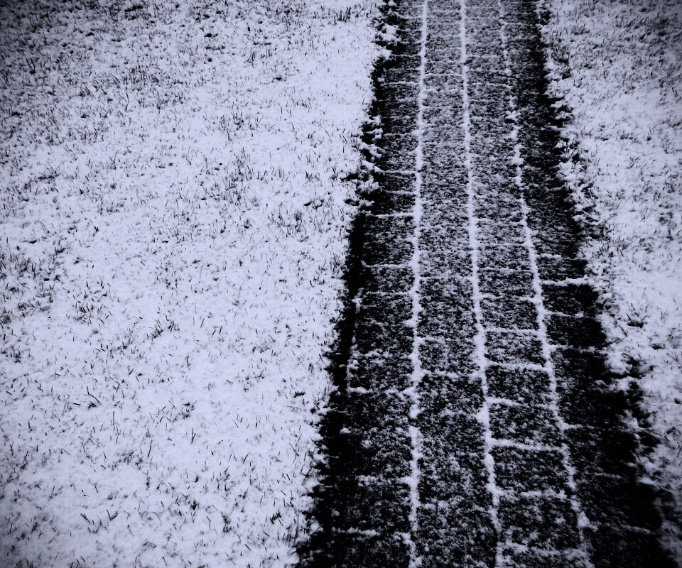 След покрышек в снегу обои