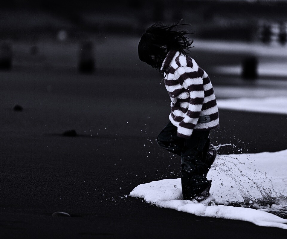 Ребенок и волна обои