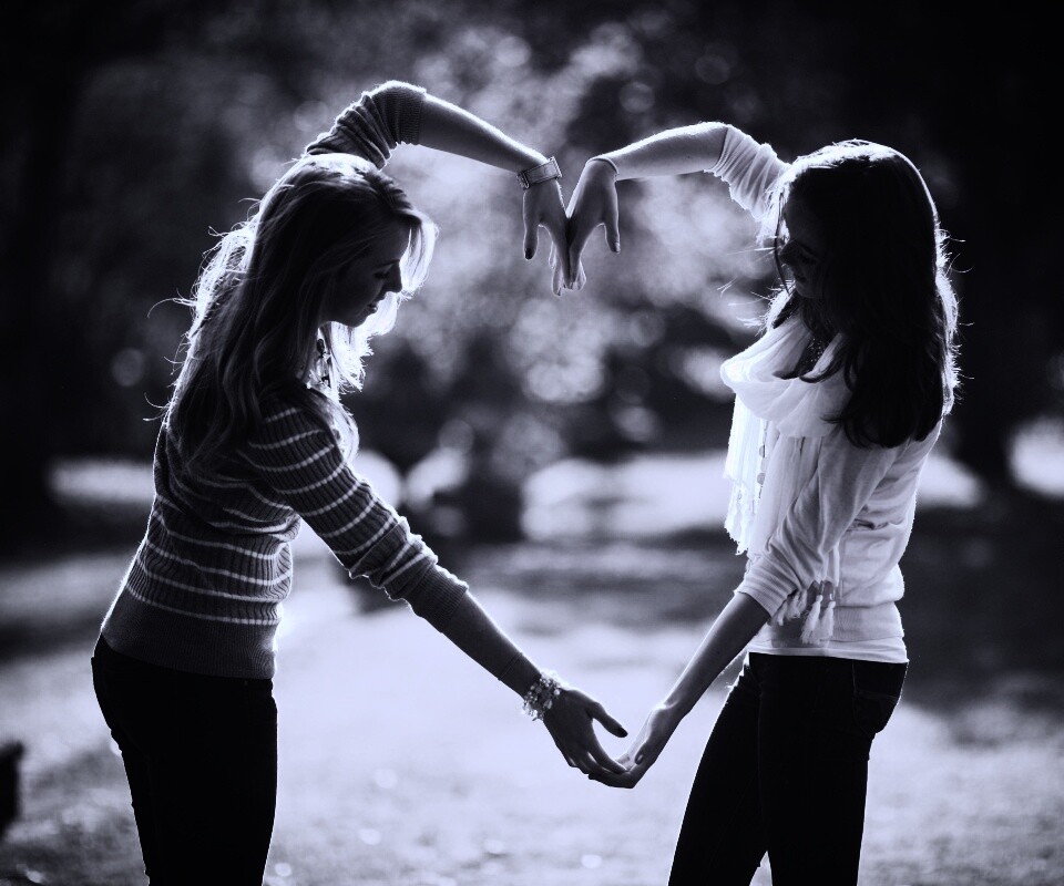 Две девушки и сердце из рук обои