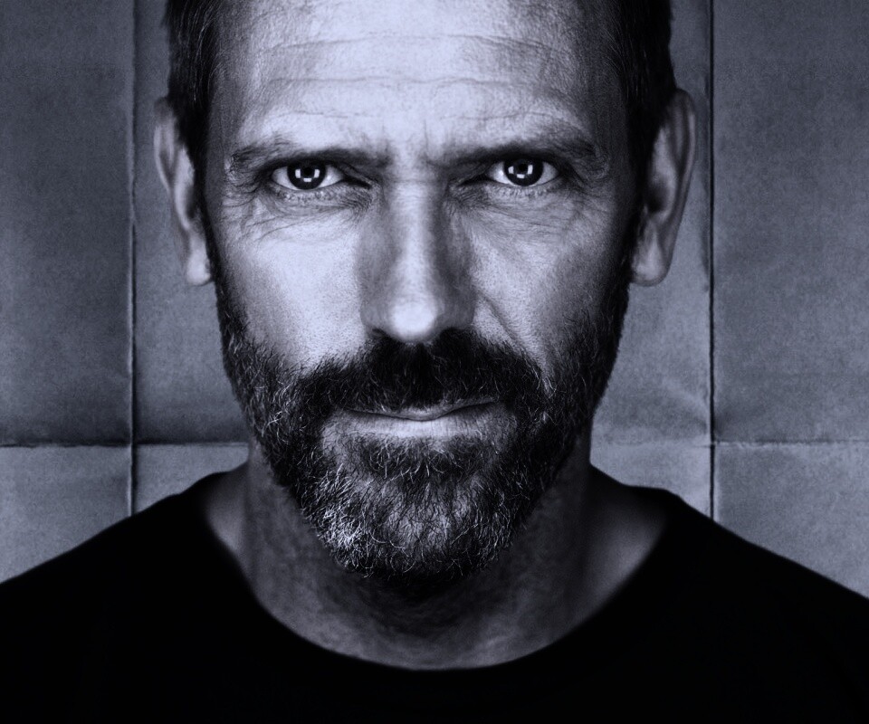 Доктор Хаус в футболке со змеями на трости обои