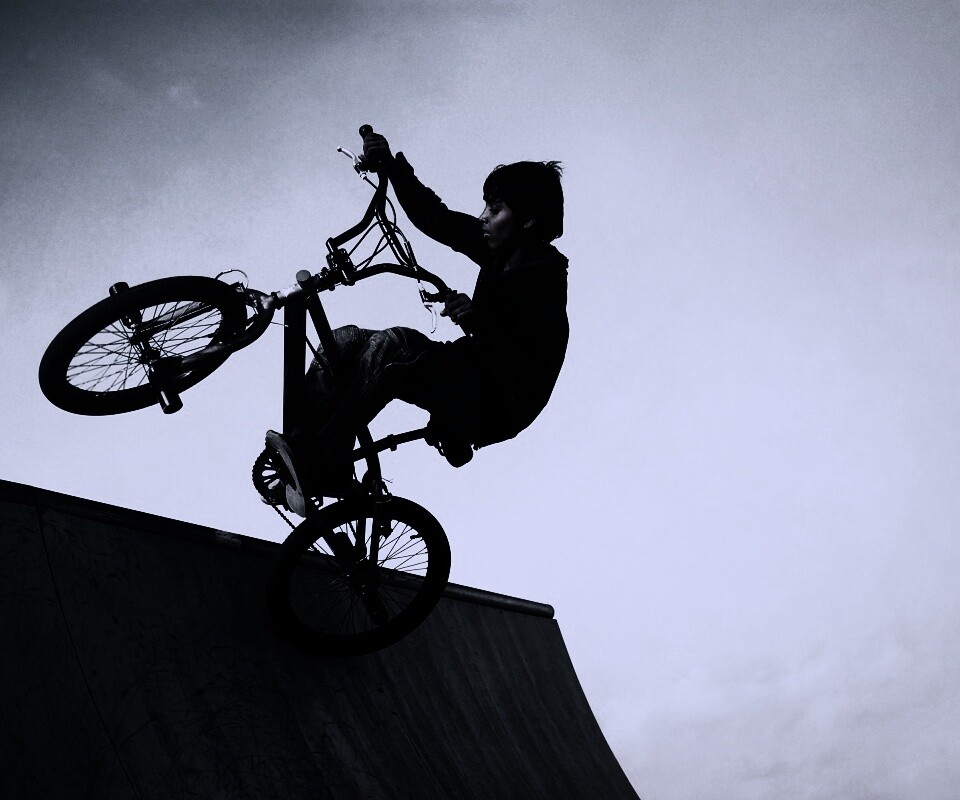 Мальчик на рампе обои