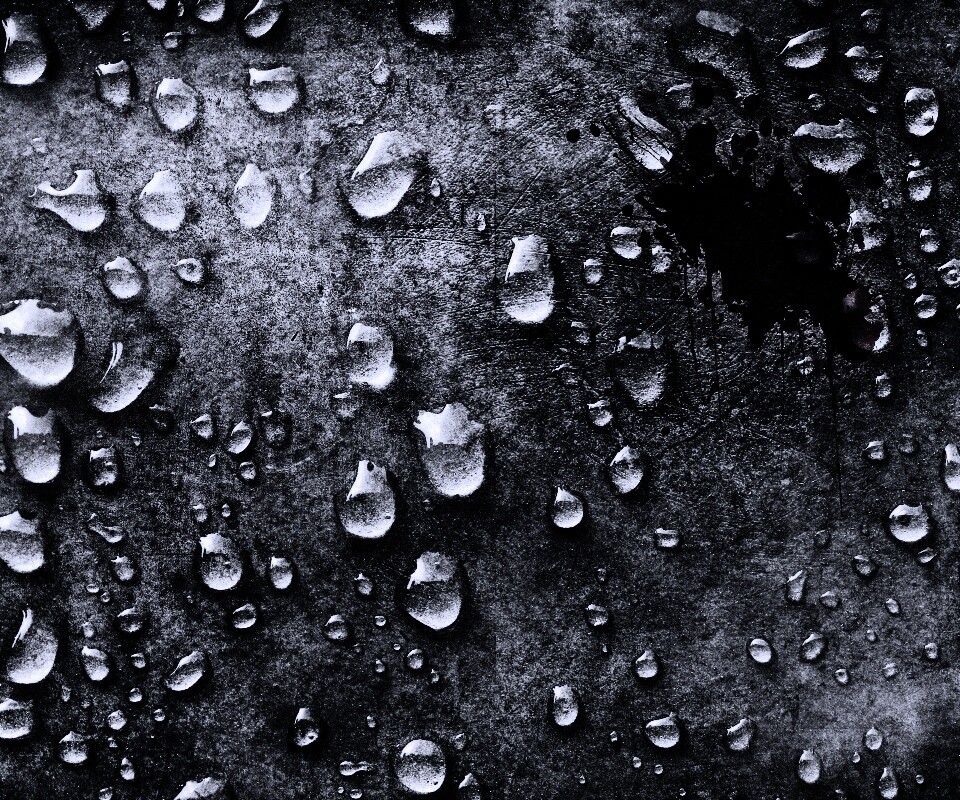 Кровавое пятно и капли воды обои