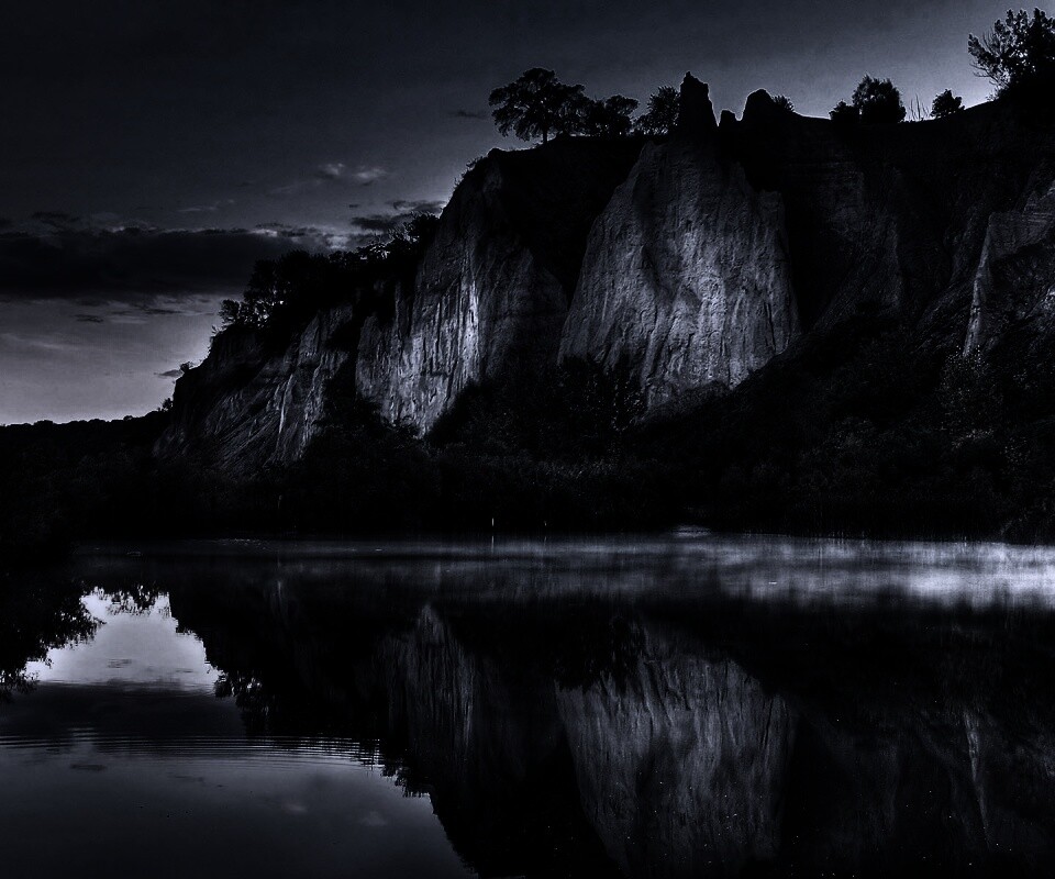 Скалы над озером обои