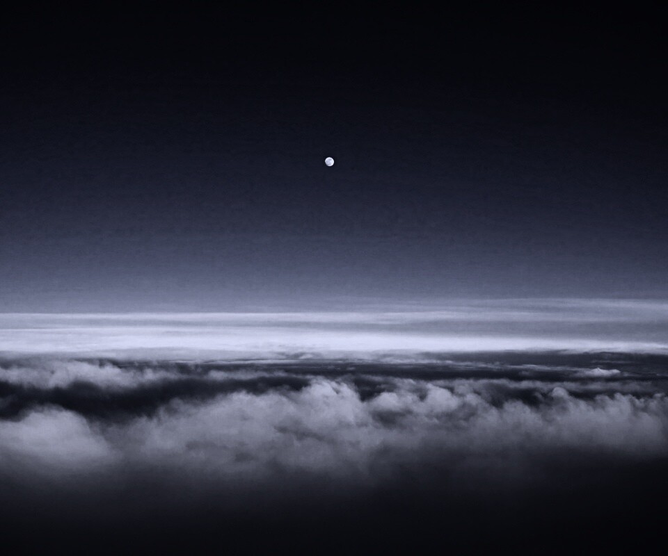 Одинокая луна над облаками обои