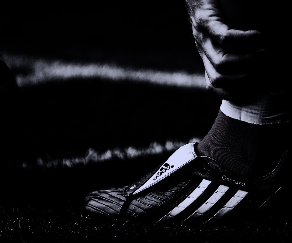 Левая нога футболиста в бутсе обои