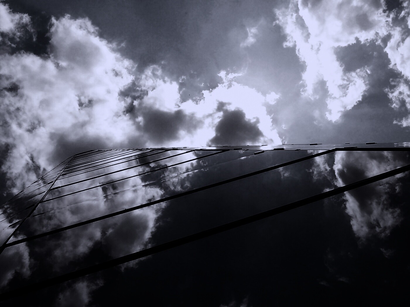 Стеклянный небоскреб уходящий в небо обои