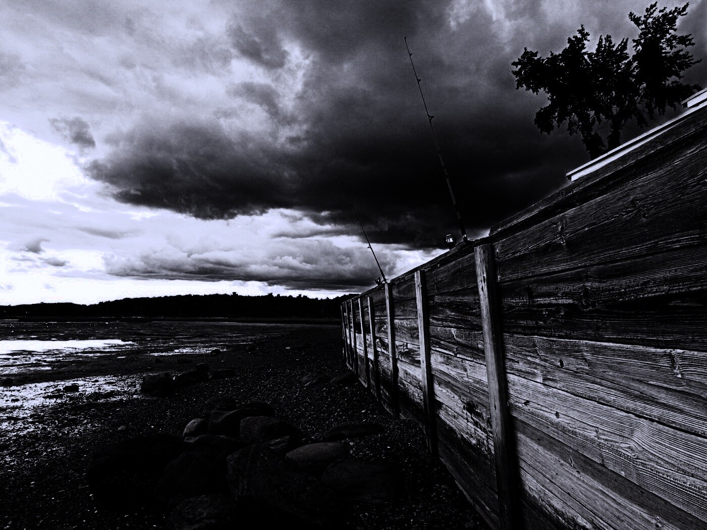 Отлив у деревянной набережной обои