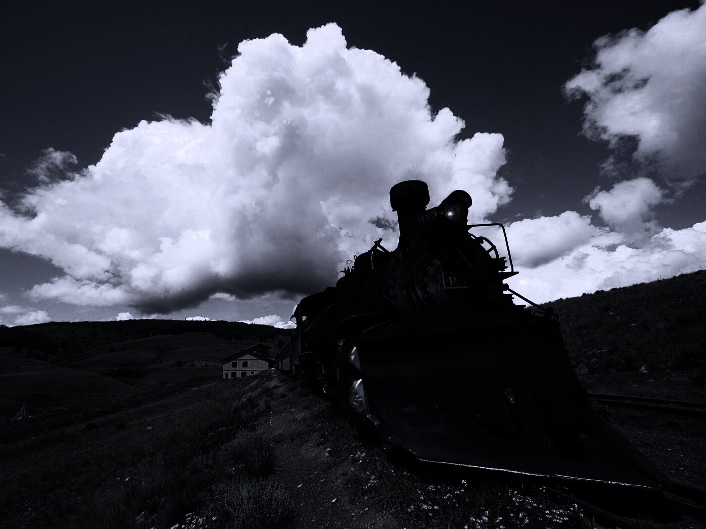 Паровоз на деревенской станции обои