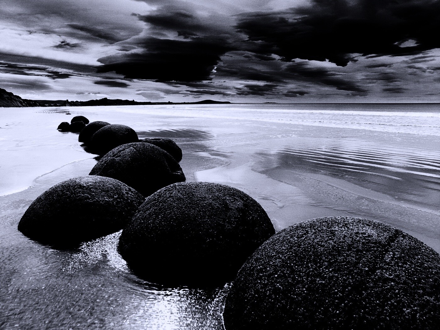 Круглые камни на берегу обои