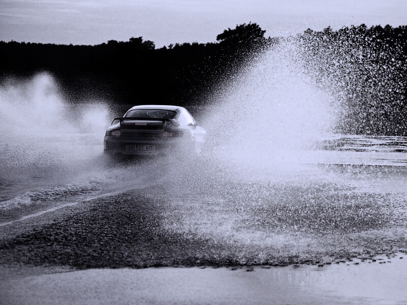 Брызги из под колес обои