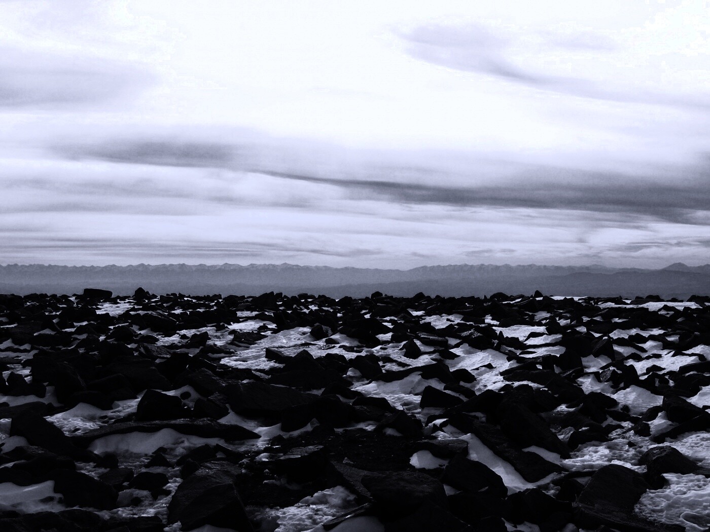 Заснеженная каменистая равнина обои