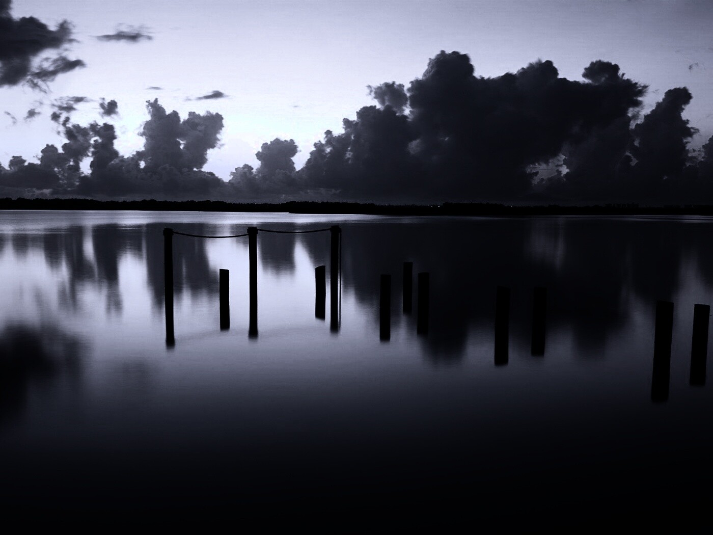 Столбики из воды обои