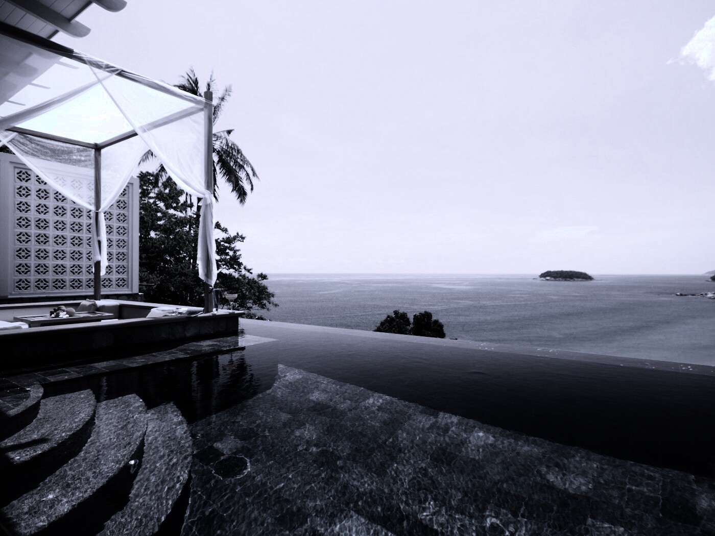 Бассейн на берегу моря обои