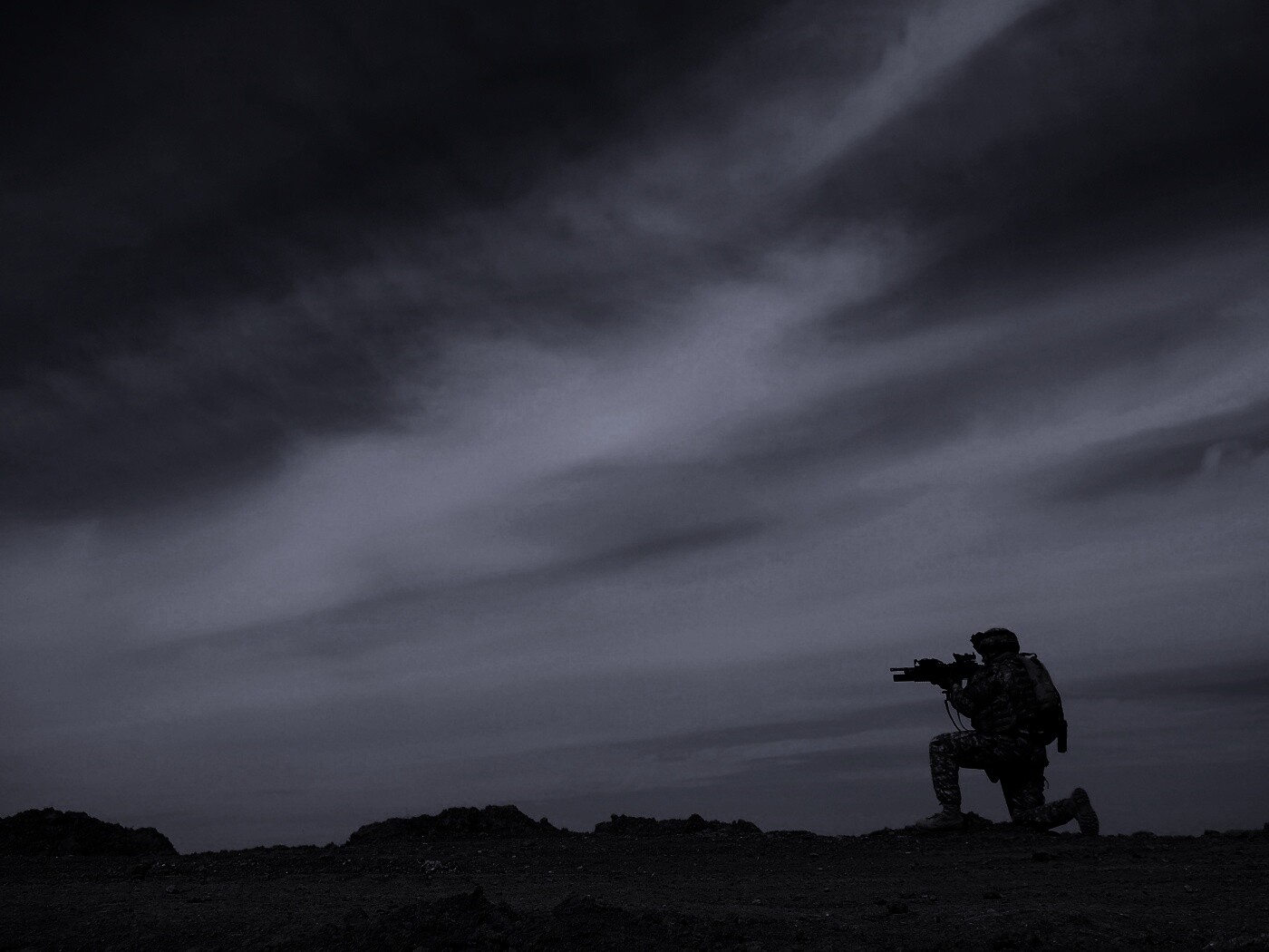 Стрельба с колена обои