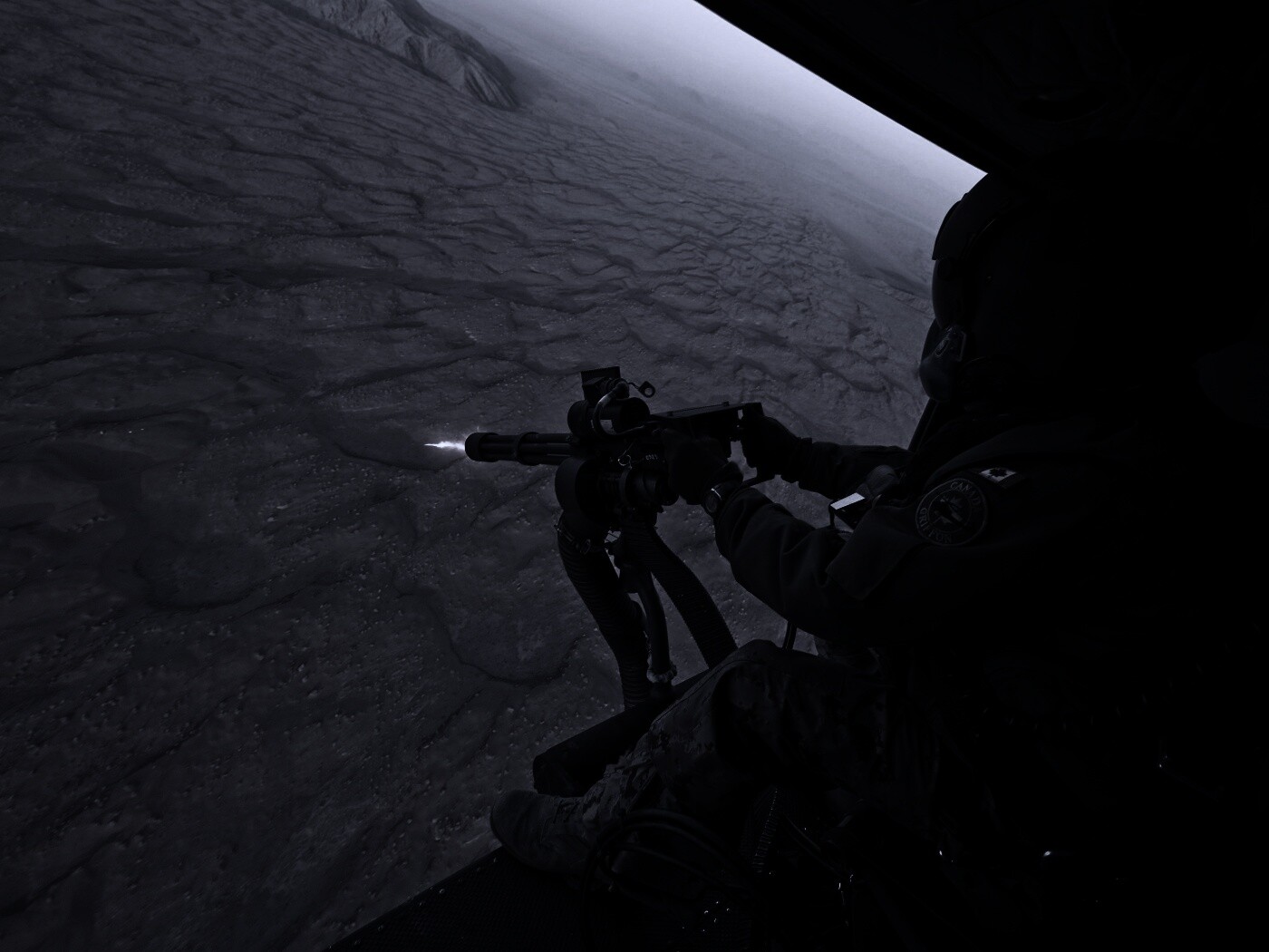 Обстрел с борта вертолета обои