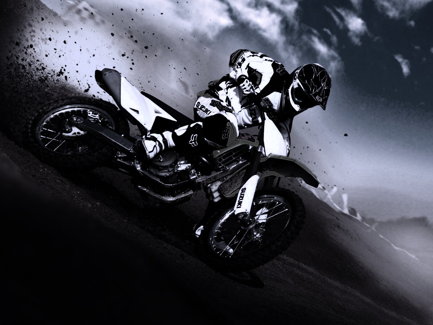 Мотоциклист на кроссовом байке обои